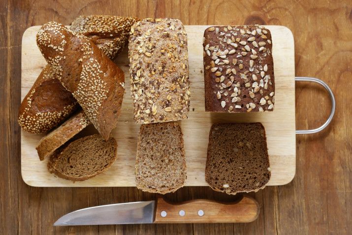 Ojo, no todo el pan que es marroncito o que se vende como integral es el más saludable: debes asegurarte que sea whole grain, bajo en azúcar y sodio y sin, o con un mínimo de, harina.