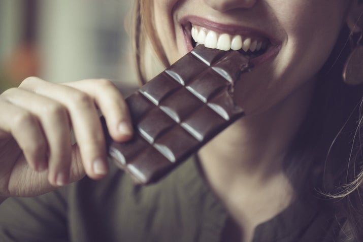 El chocolate negro tiene menos grasa y azúcar agregada. Eso sí, asegúrate que tenga al menos 65% de cacao... y claro, cómelo con moderación.