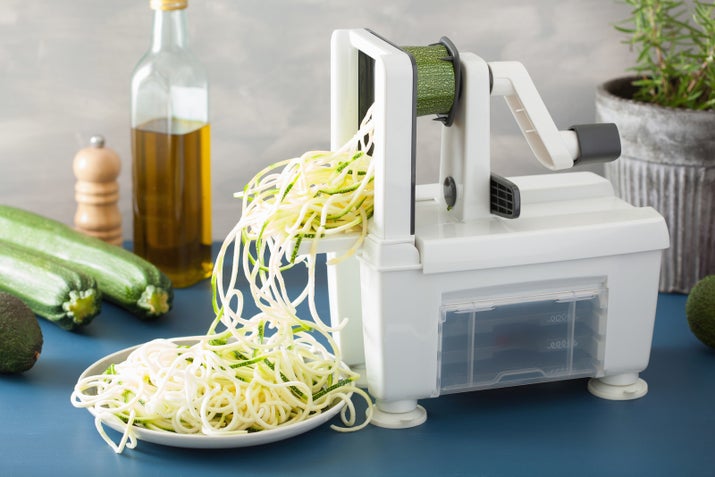 Le llaman Spiralizer y básicamente son máquinas que te ayudan a cortar en tiritas a los pepinos, las zanahorias, el betabel, entre otros. La idea es que luego los prepares como una pasta, con salsa, queso y todo lo sabroso.