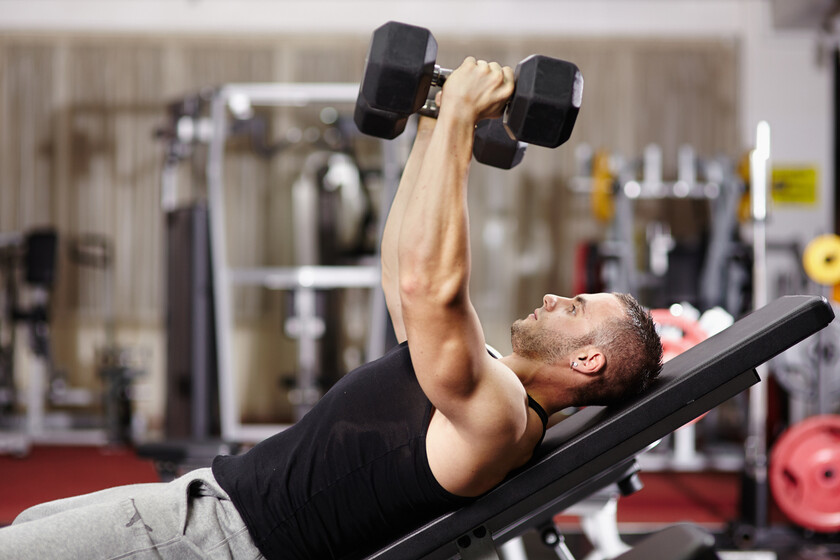 cinco ejercicios mancuernas para entrenar tus pectorales casa file
